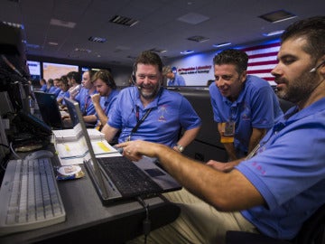 Científicos de la NASA se felicitan por el éxito