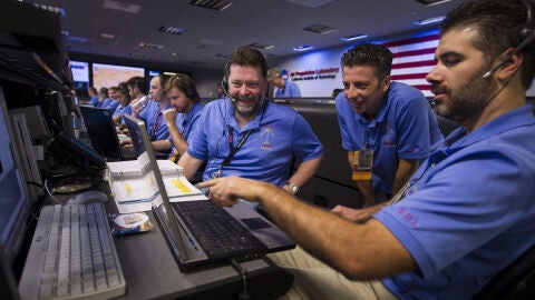 Cient&iacute;ficos de la NASA se felicitan por el &eacute;xito