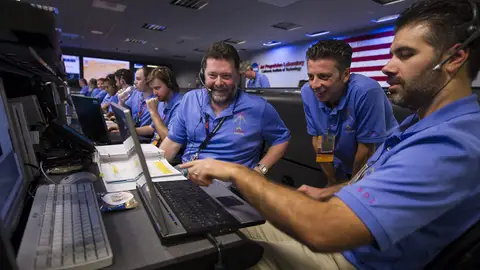 Científicos de la NASA se felicitan por el éxito Científicos de la NASA se felicitan por el éxito