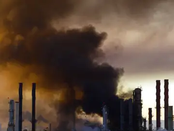Arde la refinería más importante de la costa oeste de EEUU Arde la refinería más importante de la costa oeste de EEUU