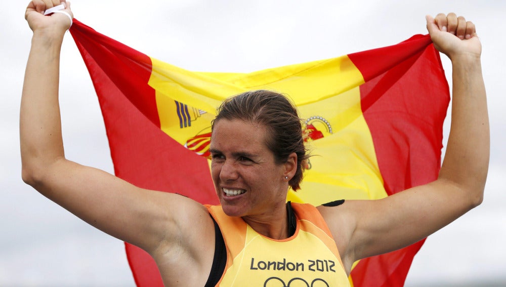 Alabau celebra su medalla de oro en Weymouth