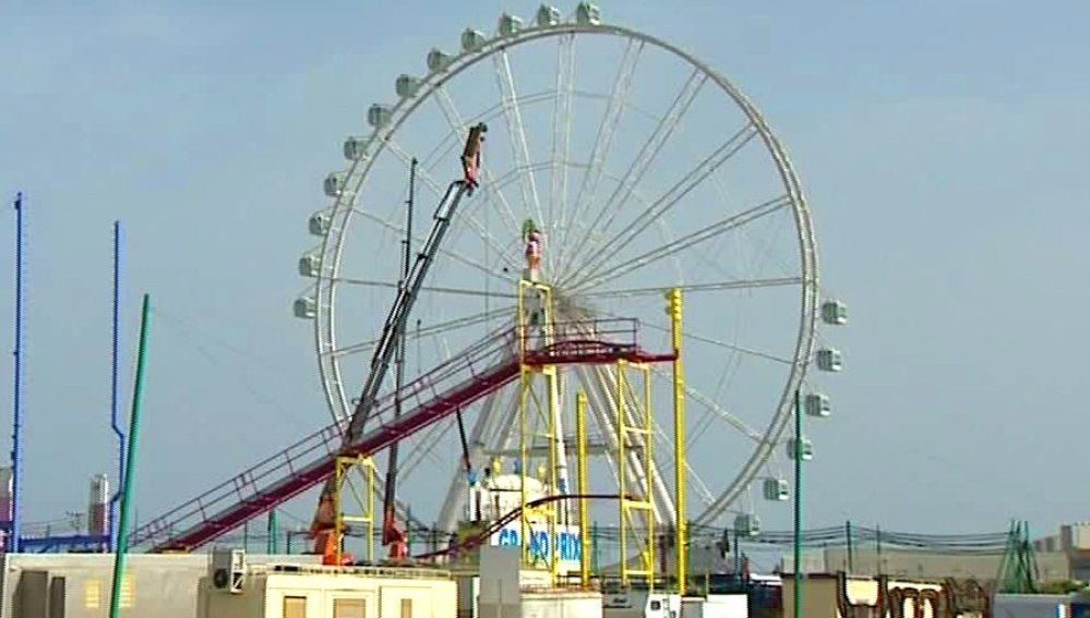 En el ferial de Málaga han instalado este año la noria más grande de Europa