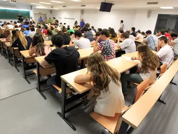 Jóvenes estudiantes durante un examen Jóvenes estudiantes durante un examen