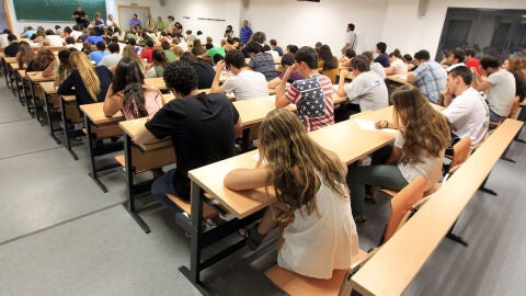 J&oacute;venes estudiantes durante un examen