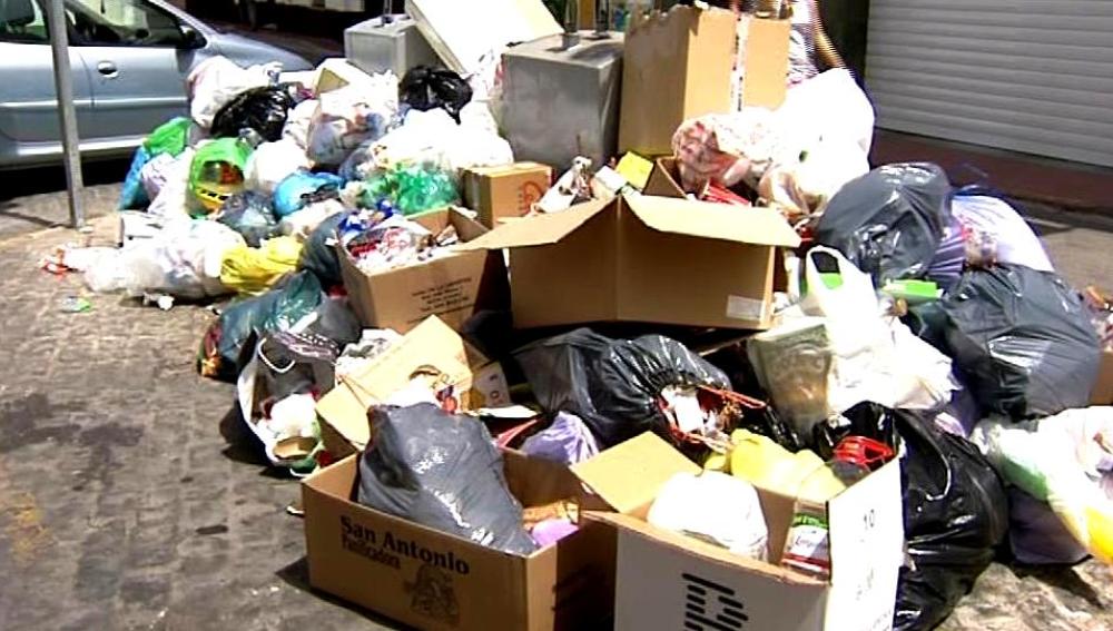 Toneladas de basura en las calles de Rota