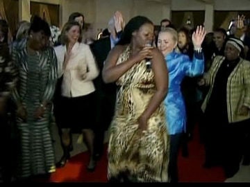 Clinton baila en una cena oficial en Suráfrica Clinton baila en una cena oficial en Suráfrica