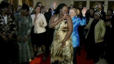 Hillary Clinton sella su gira por Suráfrica con un divertido baile