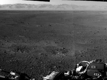 El Curiosity posado sobre la superficie marciana