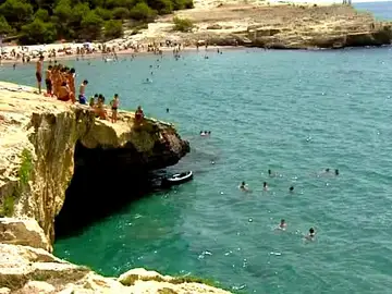 Bañistas en un acantilado Bañistas en un acantilado