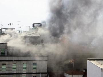 Controlado el incendio que arrasa el Ayuntamiento de León