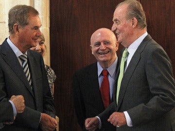 El rey Juan Carlos bromea con Abel Matutes y Gabriel Escarrer