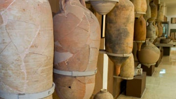 Ánforas romanas en una imagen de archivo