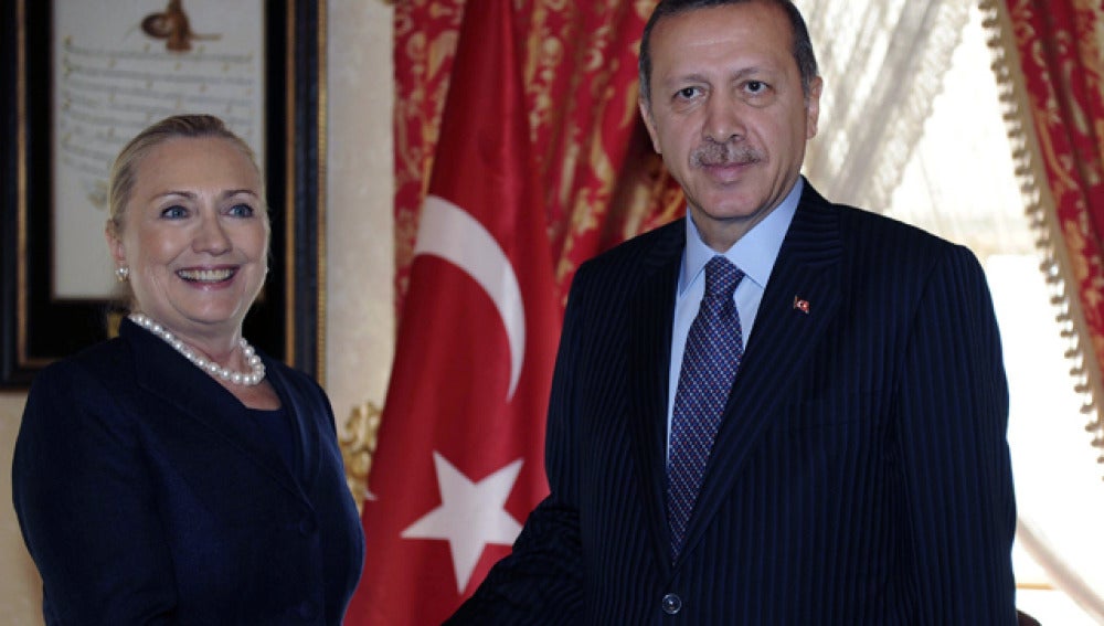Clinton con el primer ministro turco