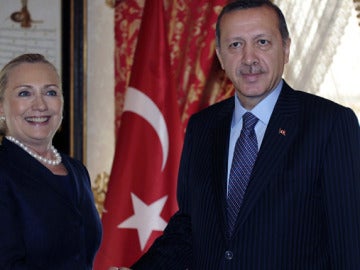Clinton con el primer ministro turco