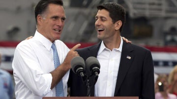 Paul Ryan, junto a Mitt Romney