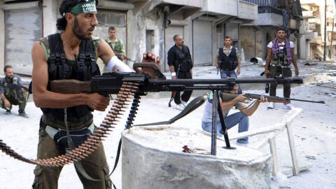 Rebeldes sirios vigilan su posici&oacute;n durante su lucha contra los seguidores de Bachar Al Asad en Alepo