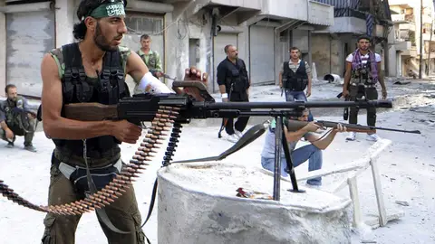 Rebeldes sirios vigilan su posición durante su lucha contra los seguidores de Bachar Al Asad en Alepo Rebeldes sirios vigilan su posición durante su lucha contra los seguidores de Bachar Al Asad en Alepo
