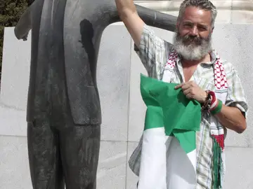 El diputado de IU Juan Manuel Sánchez Gordillo en la ofrenda floral ante el monumento a Blas Infante El diputado de IU Juan Manuel Sánchez Gordillo en la ofrenda floral ante el monumento a Blas Infante