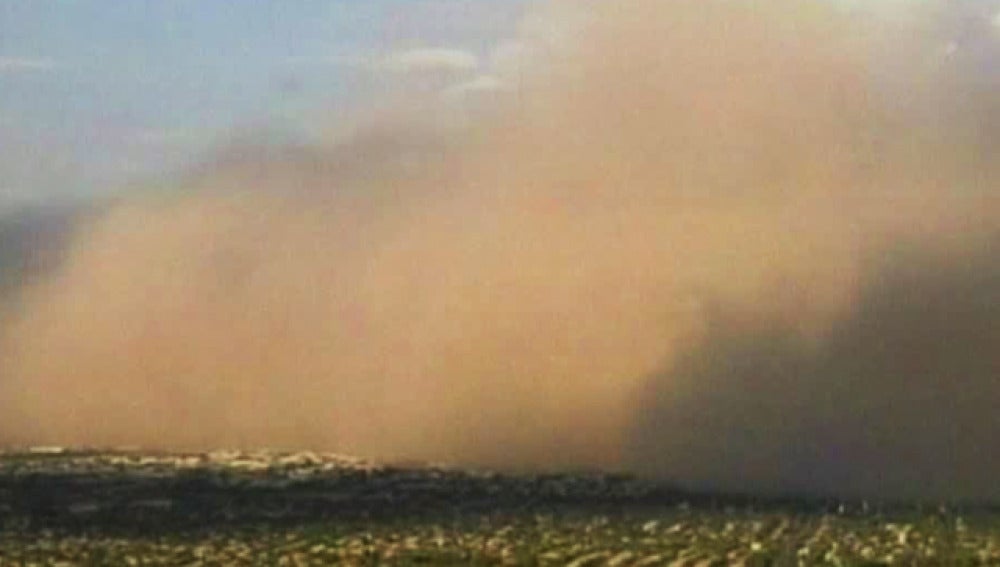 Una tormenta de arena cubre el cielo de Phoenix, en Arizona