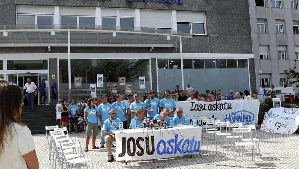 Personas frente al hospital Donostia pidiendo la ibertad de Uribetxebarria