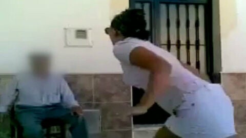 J&oacute;venes escupen a un anciano