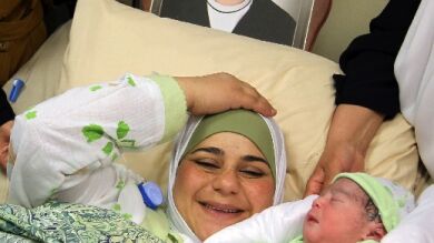 Una mujer da a luz un bebé engendrado con semen que un preso palestino sacó oculto