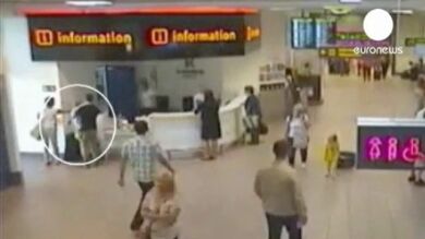 Abandonan a su hija en el aeropuerto para no perder su viaje a Grecia