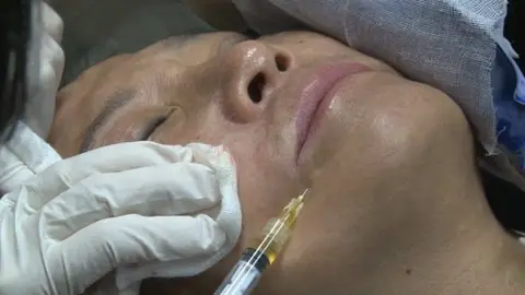 Un millón y medio de operaciones al año Un millón y medio de operaciones al año