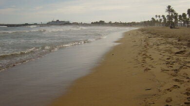 Prohíben el baño en las playas de Melilla ante el riesgo del vertido de unas aguas residuales
