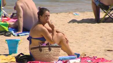 Hasta 300 euros de multa por fumar en la playa