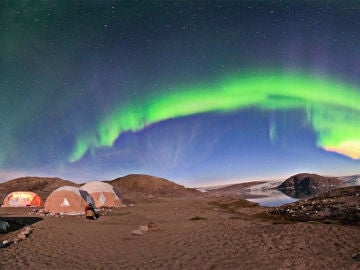 Un equipo de investigación observa una aurora boreal desde el sur de Groenlandia