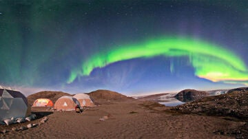 Un equipo de investigación observa una aurora boreal desde el sur de Groenlandia