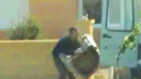 El Supremo obliga a una empresa a readmitir a un trabajador al que colocó un GPS en su coche cuando estaba de baja El Supremo obliga a una empresa a readmitir a un trabajador al que colocó un GPS en su coche cuando estaba de baja