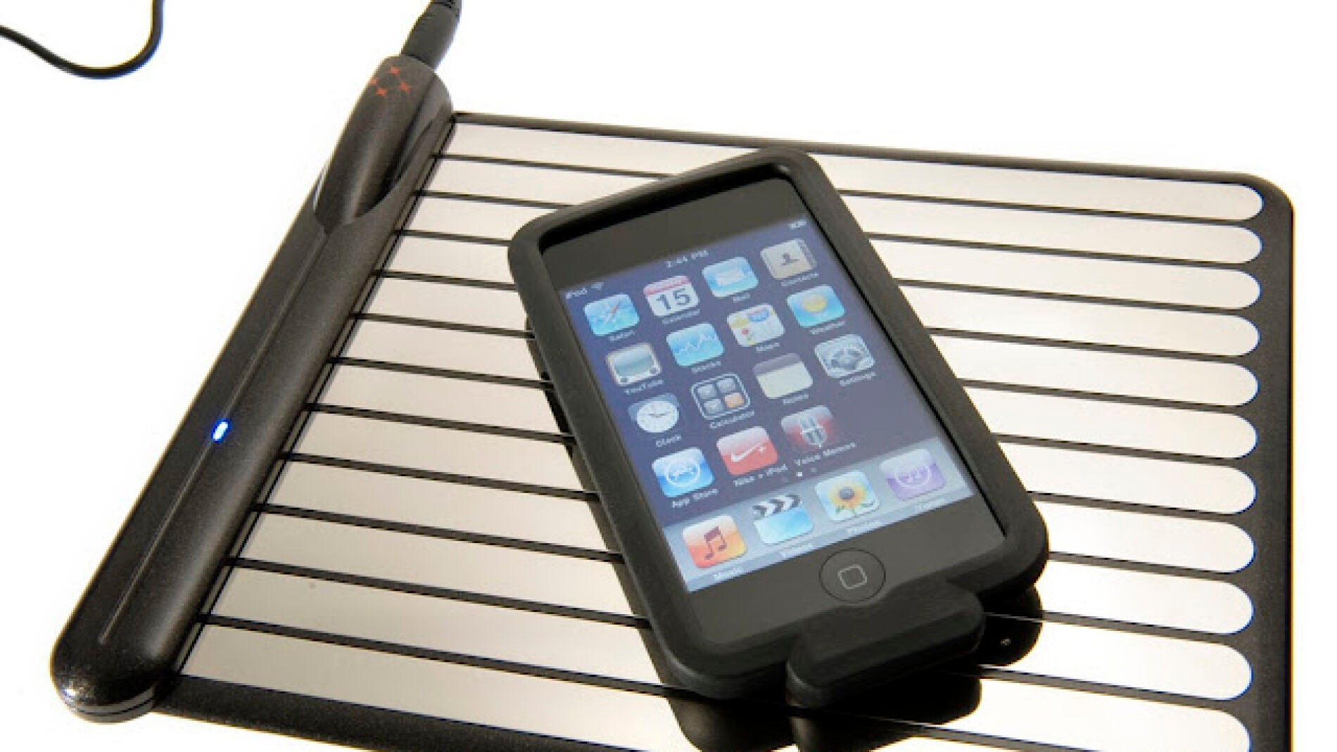 iPhone cargandose mediante inducci&oacute;n [Archivo]