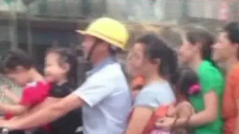 Ocho personas en una moto Ocho personas en una moto