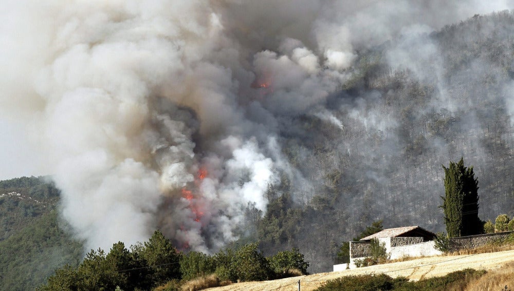 Columna de humo en un monte cercano a la localidad de Sorauren