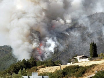 Columna de humo en un monte cercano a la localidad de Sorauren