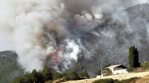 Columna de humo en un monte cercano a la localidad de Sorauren