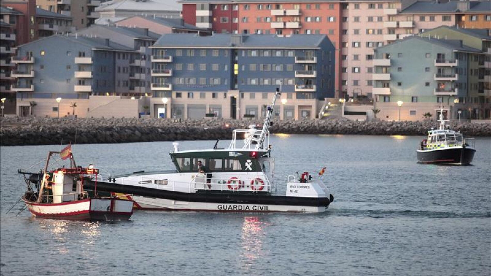 El pesquero "Divina Providencia" escoltado por la Guardia Civil 