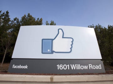 Señal de la sede corporativa de Facebook en Menlo Park, California, Estados Unidos.