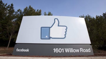 Señal de la sede corporativa de Facebook en Menlo Park, California, Estados Unidos.
