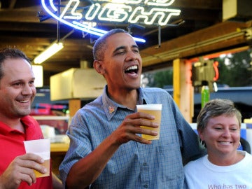 Obama brinda con unos visitantes de la Feria Estatal de Iowa