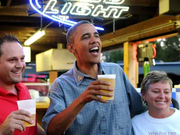 Obama brinda con unos visitantes de la Feria Estatal de Iowa Obama brinda con unos visitantes de la Feria Estatal de Iowa