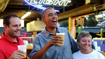 Obama brinda con unos visitantes de la Feria Estatal de Iowa