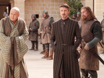 Lord Petyr Baelish y Varys en Desembarco del Rey