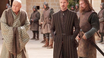 Lord Petyr Baelish y Varys en Desembarco del Rey