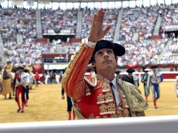 El diestro Sebastián Castella saluda a la afición