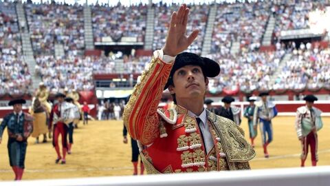 El diestro Sebasti&aacute;n Castella saluda a la afici&oacute;n