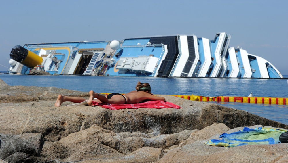 Una joven toma el sol frente al Concordia