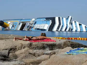 Una joven toma el sol frente al Concordia Una joven toma el sol frente al Concordia